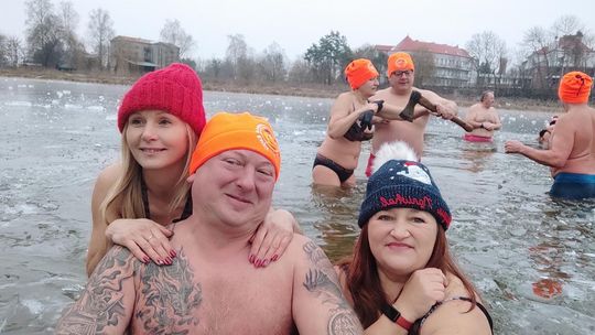 Krasnostawskie Karpie świętowały w lodowatej wodzie [GALERIA ZDJĘĆ]