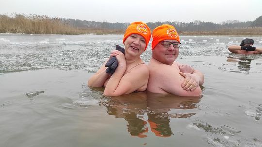 Krasnostawskie Karpie świętowały w lodowatej wodzie [GALERIA ZDJĘĆ]