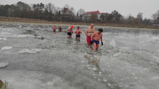 Krasnostawskie Karpie świętowały w lodowatej wodzie [GALERIA ZDJĘĆ]