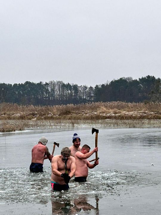 Krasnostawskie Karpie świętowały w lodowatej wodzie [GALERIA ZDJĘĆ]