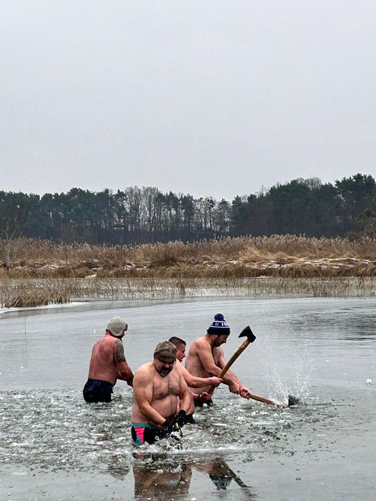 Krasnostawskie Karpie świętowały w lodowatej wodzie [GALERIA ZDJĘĆ]