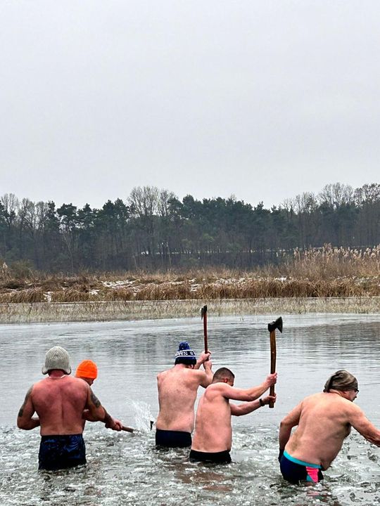 Krasnostawskie Karpie świętowały w lodowatej wodzie [GALERIA ZDJĘĆ]