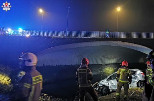 Opel w rzece, kierowcy nie było w środku. Zatrzymano 29-latka [ZDJĘCIA]