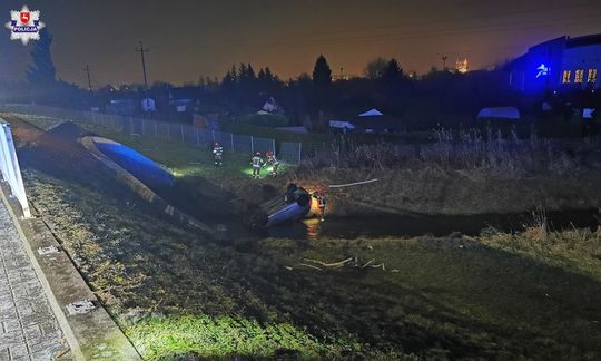 Opel w rzece, kierowcy nie było w środku. Zatrzymano 29-latka [ZDJĘCIA]