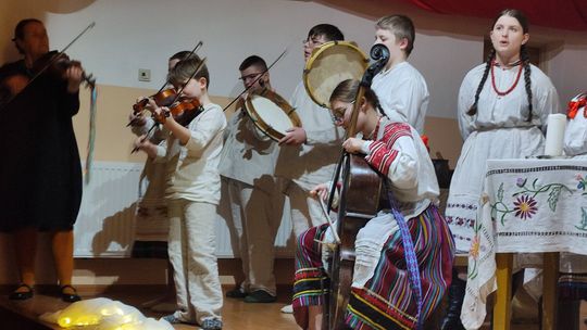 Wesoła kolęda w Gminnym Ośrodku Kultury i Sportu w Hannie [GALERIA ZDJĘĆ]
