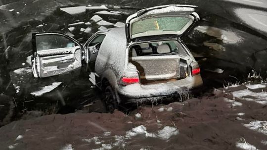 Młodzi kierowcy przeszarżowali. Jedno z aut wylądowało w stawie [ZDJĘCIA]