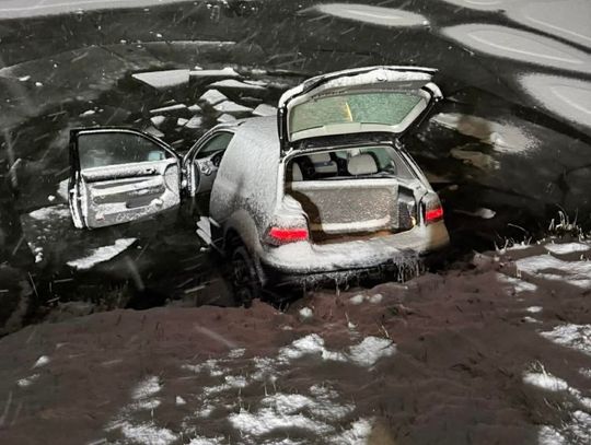 Młodzi kierowcy przeszarżowali. Jedno z aut wylądowało w stawie [ZDJĘCIA]