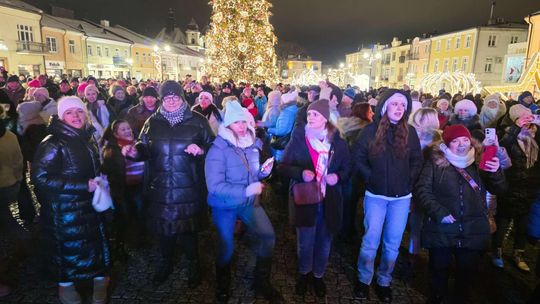 Noworoczna Potańcówka na placu Łuczkowskiego w Chełmie [GALERIA ZDJĘĆ]