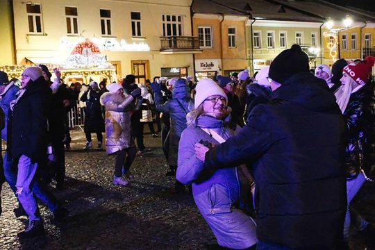 Noworoczna Potańcówka na placu Łuczkowskiego w Chełmie [GALERIA ZDJĘĆ]