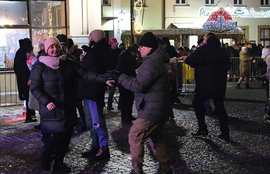 Noworoczna Potańcówka na placu Łuczkowskiego w Chełmie [GALERIA ZDJĘĆ]
