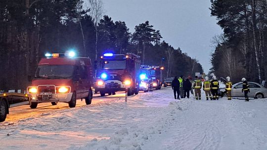 Okuninka. Chevrolet uderzył w drzewo. Dwie osoby poszkodowane [ZDJĘCIA]