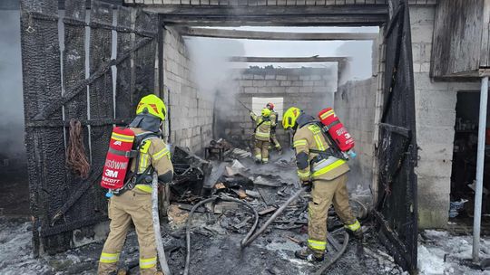 Płonął budynek gospodarczy i dom w gminie Siedliszcze. Trudna niedziela dla strażaków [ZDJĘCIA]