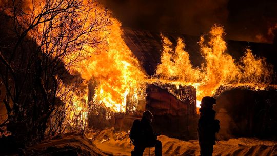 Spłonęły dwa domy w powiecie włodawskim, jedna poparzona osoba w szpitalu [ZDJĘCIA]