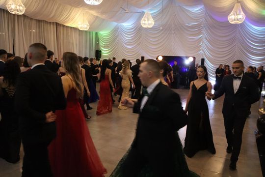 Chełm. Studniówka Zespołu Szkół Ekonomicznych i Mundurowych [GALERIA ZDJĘĆ]