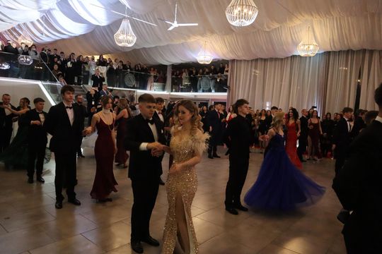 Chełm. Studniówka Zespołu Szkół Ekonomicznych i Mundurowych [GALERIA ZDJĘĆ]