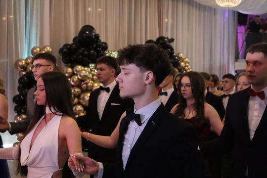 Chełm. Studniówka Zespołu Szkół Ekonomicznych i Mundurowych [GALERIA ZDJĘĆ]