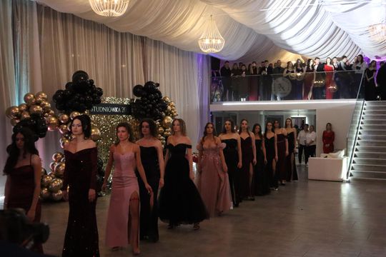 Chełm. Studniówka Zespołu Szkół Ekonomicznych i Mundurowych [GALERIA ZDJĘĆ]