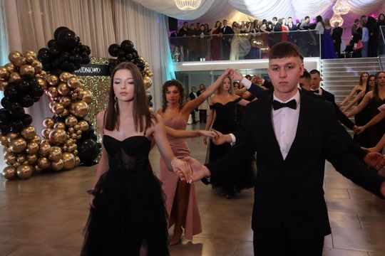 Chełm. Studniówka Zespołu Szkół Ekonomicznych i Mundurowych [GALERIA ZDJĘĆ]