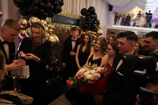 Chełm. Studniówka Zespołu Szkół Ekonomicznych i Mundurowych [GALERIA ZDJĘĆ]