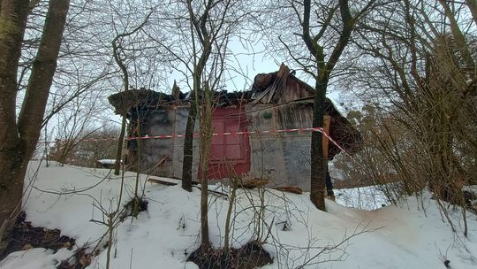O krok od tragedii w Ostrzycy. Dach runął pod ciężarem śniegu [ZDJĘCIA]