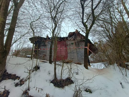 O krok od tragedii w Ostrzycy. Dach runął pod ciężarem śniegu [ZDJĘCIA]