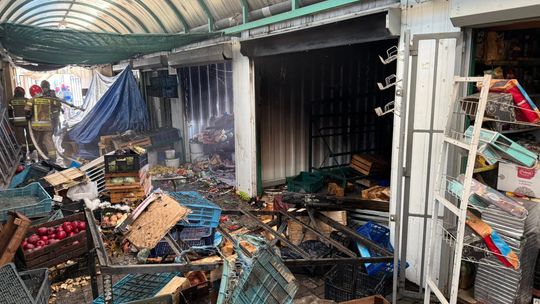 Pożar przy ulicy Popiełuszki w Chełmie. Kłęby dymu nad miejskim targowiskiem [ZDJĘCIA]