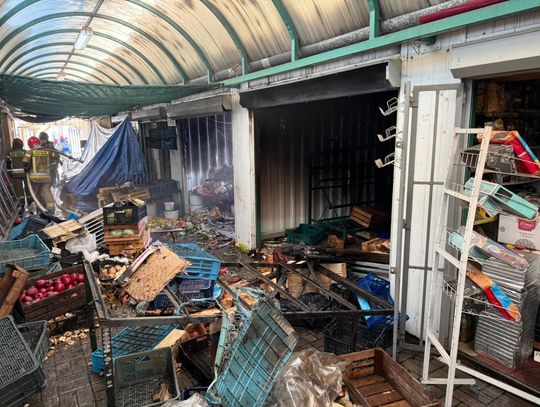 Pożar przy ulicy Popiełuszki w Chełmie. Kłęby dymu nad miejskim targowiskiem [ZDJĘCIA]