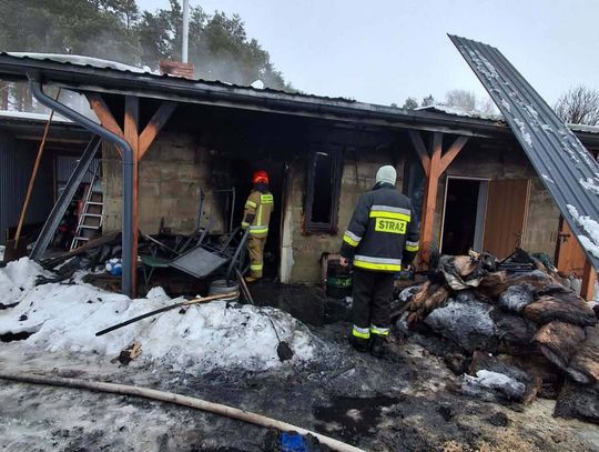 Pożar w Bytyniu. Płonął budynek gospodarczy [ZDJĘCIA]