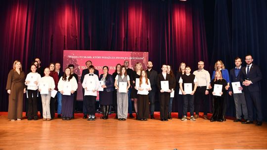 Stypendia burmistrza Krasnegostawu rozdane. Pilna nauka i talenty nagrodzone [GALERIA ZDJĘĆ]