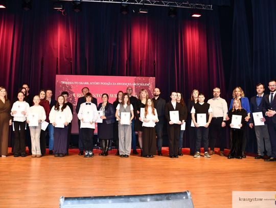 Stypendia burmistrza Krasnegostawu rozdane. Pilna nauka i talenty nagrodzone [GALERIA ZDJĘĆ]