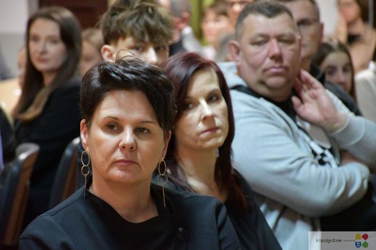 W Krasnymstawie uhonorowano uczniów, którzy wyróżnili się w nauce, sporcie i działalności artystycznej. W dniach 11 i 12 lutego w miejskich szkołach podstawowych odbyły się uroczystości wręczenia Stypendiów Dyrektora za pierwsze półrocze roku szkolnego 2025/2026.