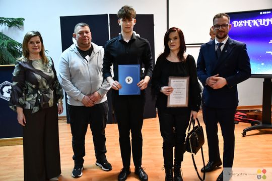 W Krasnymstawie uhonorowano uczniów, którzy wyróżnili się w nauce, sporcie i działalności artystycznej. W dniach 11 i 12 lutego w miejskich szkołach podstawowych odbyły się uroczystości wręczenia Stypendiów Dyrektora za pierwsze półrocze roku szkolnego 2025/2026.