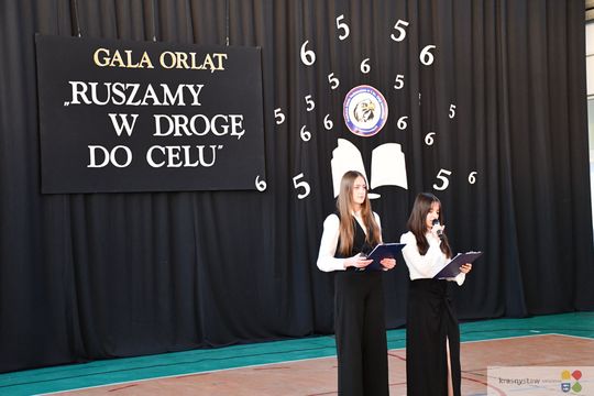 W Krasnymstawie uhonorowano uczniów, którzy wyróżnili się w nauce, sporcie i działalności artystycznej. W dniach 11 i 12 lutego w miejskich szkołach podstawowych odbyły się uroczystości wręczenia Stypendiów Dyrektora za pierwsze półrocze roku szkolnego 2025/2026.