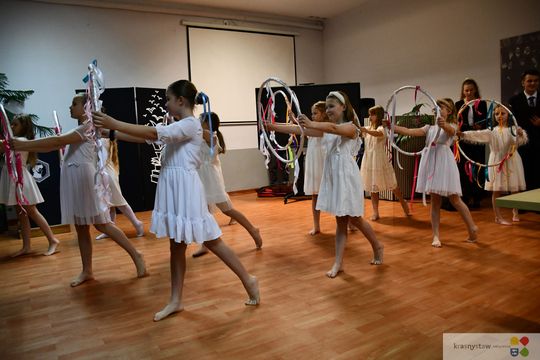 W Krasnymstawie uhonorowano uczniów, którzy wyróżnili się w nauce, sporcie i działalności artystycznej. W dniach 11 i 12 lutego w miejskich szkołach podstawowych odbyły się uroczystości wręczenia Stypendiów Dyrektora za pierwsze półrocze roku szkolnego 2025/2026.