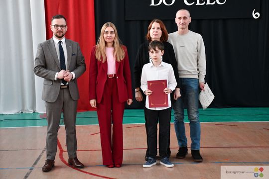 W Krasnymstawie uhonorowano uczniów, którzy wyróżnili się w nauce, sporcie i działalności artystycznej. W dniach 11 i 12 lutego w miejskich szkołach podstawowych odbyły się uroczystości wręczenia Stypendiów Dyrektora za pierwsze półrocze roku szkolnego 2025/2026.