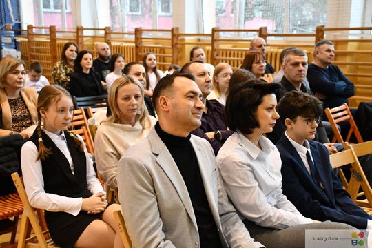 W Krasnymstawie uhonorowano uczniów, którzy wyróżnili się w nauce, sporcie i działalności artystycznej. W dniach 11 i 12 lutego w miejskich szkołach podstawowych odbyły się uroczystości wręczenia Stypendiów Dyrektora za pierwsze półrocze roku szkolnego 2025/2026.