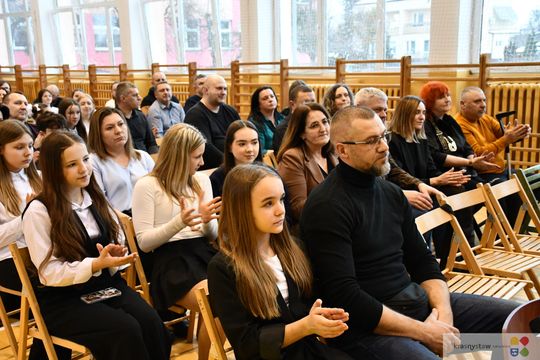 W Krasnymstawie uhonorowano uczniów, którzy wyróżnili się w nauce, sporcie i działalności artystycznej. W dniach 11 i 12 lutego w miejskich szkołach podstawowych odbyły się uroczystości wręczenia Stypendiów Dyrektora za pierwsze półrocze roku szkolnego 2025/2026.