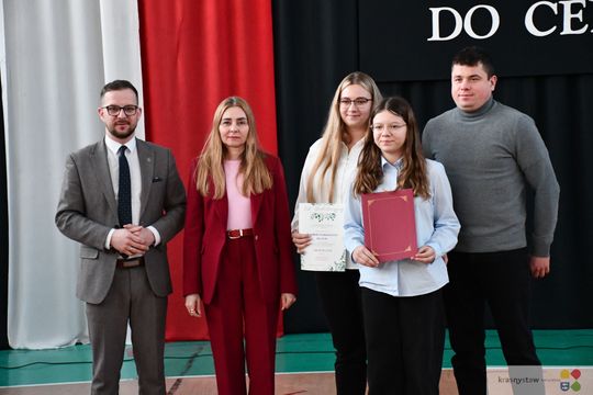 W Krasnymstawie uhonorowano uczniów, którzy wyróżnili się w nauce, sporcie i działalności artystycznej. W dniach 11 i 12 lutego w miejskich szkołach podstawowych odbyły się uroczystości wręczenia Stypendiów Dyrektora za pierwsze półrocze roku szkolnego 2025/2026.