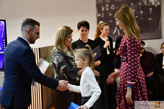 W Krasnymstawie uhonorowano uczniów, którzy wyróżnili się w nauce, sporcie i działalności artystycznej. W dniach 11 i 12 lutego w miejskich szkołach podstawowych odbyły się uroczystości wręczenia Stypendiów Dyrektora za pierwsze półrocze roku szkolnego 2025/2026.