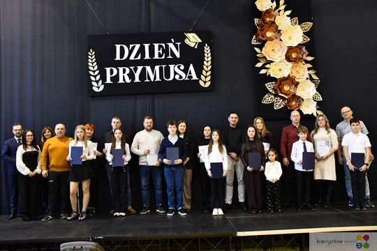 W Krasnymstawie uhonorowano uczniów, którzy wyróżnili się w nauce, sporcie i działalności artystycznej. W dniach 11 i 12 lutego w miejskich szkołach podstawowych odbyły się uroczystości wręczenia Stypendiów Dyrektora za pierwsze półrocze roku szkolnego 2025/2026.