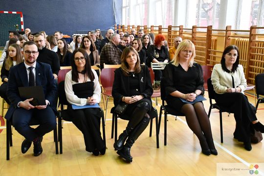 W Krasnymstawie uhonorowano uczniów, którzy wyróżnili się w nauce, sporcie i działalności artystycznej. W dniach 11 i 12 lutego w miejskich szkołach podstawowych odbyły się uroczystości wręczenia Stypendiów Dyrektora za pierwsze półrocze roku szkolnego 2025/2026.