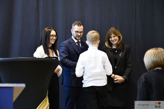 W Krasnymstawie uhonorowano uczniów, którzy wyróżnili się w nauce, sporcie i działalności artystycznej. W dniach 11 i 12 lutego w miejskich szkołach podstawowych odbyły się uroczystości wręczenia Stypendiów Dyrektora za pierwsze półrocze roku szkolnego 2025/2026.