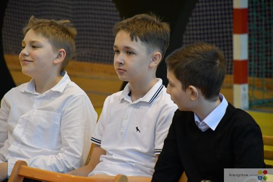 W Krasnymstawie uhonorowano uczniów, którzy wyróżnili się w nauce, sporcie i działalności artystycznej. W dniach 11 i 12 lutego w miejskich szkołach podstawowych odbyły się uroczystości wręczenia Stypendiów Dyrektora za pierwsze półrocze roku szkolnego 2025/2026.