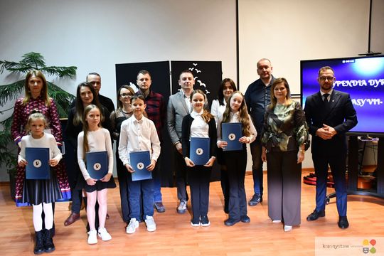 W Krasnymstawie uhonorowano uczniów, którzy wyróżnili się w nauce, sporcie i działalności artystycznej. W dniach 11 i 12 lutego w miejskich szkołach podstawowych odbyły się uroczystości wręczenia Stypendiów Dyrektora za pierwsze półrocze roku szkolnego 2025/2026.