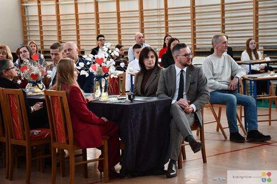 W Krasnymstawie uhonorowano uczniów, którzy wyróżnili się w nauce, sporcie i działalności artystycznej. W dniach 11 i 12 lutego w miejskich szkołach podstawowych odbyły się uroczystości wręczenia Stypendiów Dyrektora za pierwsze półrocze roku szkolnego 2025/2026.