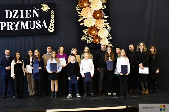 W Krasnymstawie uhonorowano uczniów, którzy wyróżnili się w nauce, sporcie i działalności artystycznej. W dniach 11 i 12 lutego w miejskich szkołach podstawowych odbyły się uroczystości wręczenia Stypendiów Dyrektora za pierwsze półrocze roku szkolnego 2025/2026.