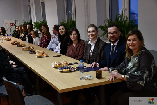W Krasnymstawie uhonorowano uczniów, którzy wyróżnili się w nauce, sporcie i działalności artystycznej. W dniach 11 i 12 lutego w miejskich szkołach podstawowych odbyły się uroczystości wręczenia Stypendiów Dyrektora za pierwsze półrocze roku szkolnego 2025/2026.