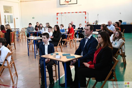 W Krasnymstawie uhonorowano uczniów, którzy wyróżnili się w nauce, sporcie i działalności artystycznej. W dniach 11 i 12 lutego w miejskich szkołach podstawowych odbyły się uroczystości wręczenia Stypendiów Dyrektora za pierwsze półrocze roku szkolnego 2025/2026.