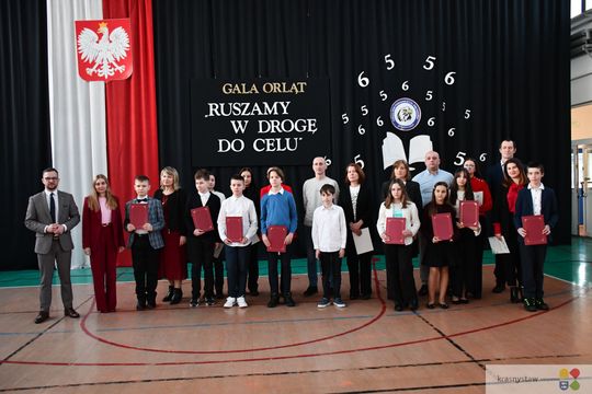 W Krasnymstawie uhonorowano uczniów, którzy wyróżnili się w nauce, sporcie i działalności artystycznej. W dniach 11 i 12 lutego w miejskich szkołach podstawowych odbyły się uroczystości wręczenia Stypendiów Dyrektora za pierwsze półrocze roku szkolnego 2025/2026.