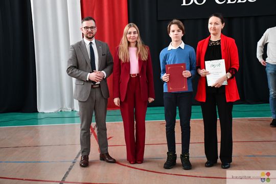 W Krasnymstawie uhonorowano uczniów, którzy wyróżnili się w nauce, sporcie i działalności artystycznej. W dniach 11 i 12 lutego w miejskich szkołach podstawowych odbyły się uroczystości wręczenia Stypendiów Dyrektora za pierwsze półrocze roku szkolnego 2025/2026.